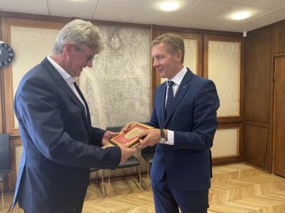 Bürgermeister der Stadt Klaipeda, Herr Vaitkus übergibt dem Bürgermeister der Stadt Sassnitz, Herrn Kräusche ein Gastgeschenk.