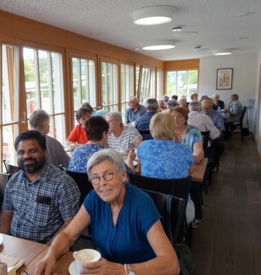 Gemütlicher Ratsch im Café Waffel: Auch Pater Johnson Kattayil und Seniorenteamleiterin Gerlinde Zweck (re.) waren mit dabei.