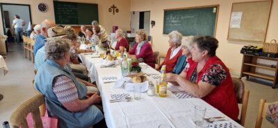 Auf einen gemütlichen Ratsch: Die Moosbacher Senioren trafen sich im alten Schulhaus.