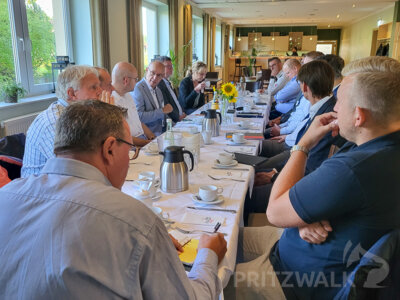 Reger Austausch: Beim ersten Unternehmerfrühstück im Hotel Falkenhagen besprachen die Firmenchefs in entspannter Atmosphäre ernste Probleme. Foto: Beate Vogel