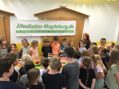 Vortrag und Obst an der freien Waldschule Elbenau (Bild vergrößern)