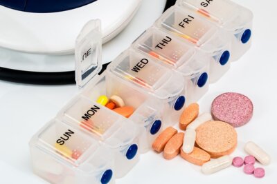 Wer verschiedene Medikamente gleichzeitig einnehmen muss, sollte sich beraten lassen. Quelle: Pixabay