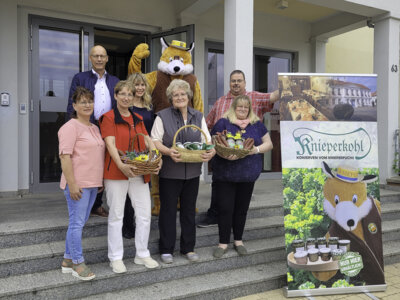 Bürgermeister Dr. Ronald Thiel, das Team des Citybüros und die drei Knieperkohlproduzenten freuen sich auf den Knieper- & Regionalmarkt am 18. November. Foto: Beate Vogel (Bild vergrößern)