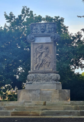 Saniertes Rathgeber-Denkmal im Schlosspark (Bild vergrößern)