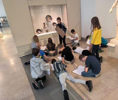 Eine Exkursion im Rahmen des Kunstunterrichts (Bild vergrößern)