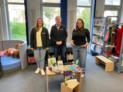 von rechts: Johanna Gumz (Stadtbibliothek) sowie Mayk Plewka und Christin Köhler (Stadtwerken Wittenberge) I Foto: Carolin Renkewitz (Bild vergr&ouml;&szlig;ern)
