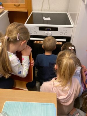 Gespannt schauen die Zweitklässler zu, wie ihre Igelkekse im Ofen der Schulküche vor sich hin backen. (Foto: D. Röthemeier)