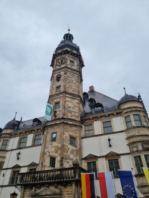 Am Rathaus weht die Flagge der „Mayors for peace“ (Bild vergrößern)