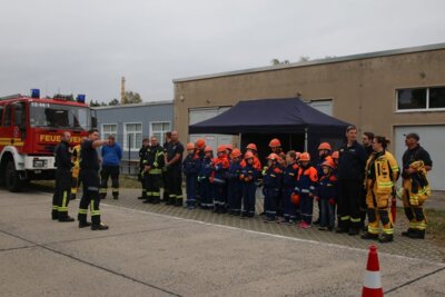 Gemeinsame Ausbildung der Freiwilligen Feuerwehr Damsdorf und ihrer Jugendfeuerwehr (Bild vergrößern)