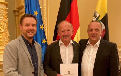 Hartmut Baethge (Mitte) freut sich zusammen mit KSB-Präsident Torsten Fieseler (rechts) und KSB-Geschäftsführer Florian Bortfeldt über die Auszeichnung (Bild vergrößern)