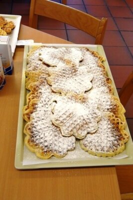 Eltern backen Waffeln (Bild vergrößern)