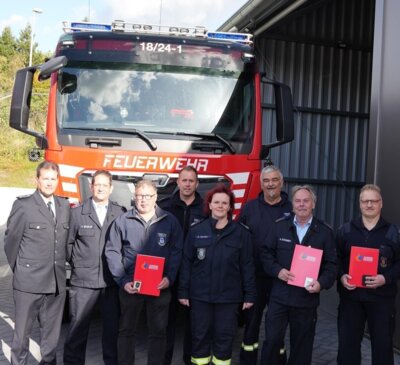 Ehrung für verdiente Feuerwehrkameraden für ihr Engagement in der Jugendarbeit. (Bild vergrößern)