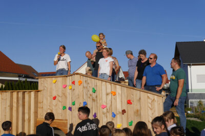 Die Elterninitiative mehrSPIELstetten lud zur großen Eröffnung des neuen Spielplatzes Westerwiesen ein. Das Foto zeigt Hauptinitiatorin Isabell Herzog und die vielen Engagierten der Elterninitiative. Foto: LEADER Mittlere Alb