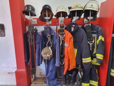 Feuerwehrbekleidung früher und heute (Bild vergrößern)