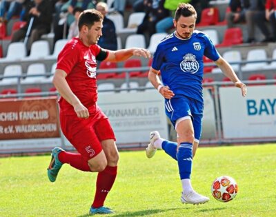 „Extrem flott unterwegs“: Niklas Zankl (am Ball) hängt seinen Gegenspieler, Waldkirchens Kapitän Christoph Neuwirth, im Laufduell ab – trotzdem entschied der TSV die Partie mit 3:1 für sich. − Foto: Michael Duschl (Bild vergrößern)