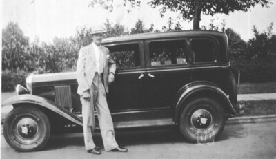 Vermutlich in den 1920er Jahren ließ sich Theo Lüken mit diesem amerikanischen Auto in den USA fotografieren. Die Familie Lüken stammt aus Westrhauderfehn-Hahnentange, wo Adelheid Lüken und später ihr Sohn Hermann Lüken einen Gemischtwarenladen betrieben. Foto überlassen von Julius Südbeck (Bild vergrößern)