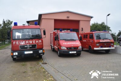 Foto zur Meldung: Umsetzung der Fahrzeuge der Ortsfeuerwehren Düpow und Groß Buchholz