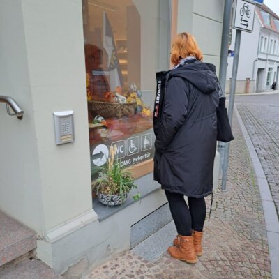 Rolandstdat Perleberg | Auch im Schaufenster der Stadtinformation kann man immer wieder neue Produkte oder Informationen entdecken.