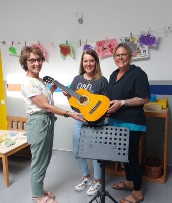 Die Initiative Kindergarten e.V. erhält Kindergitarre (Bild vergrößern)