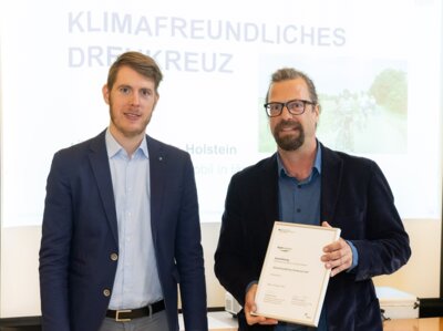 Johannes Schneider, Projektleiter am BBSR, übergab die Auszeichnung an Matthias Berg. Foto: Uwe Völkner / bundesfoto