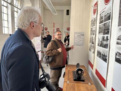 Christophe Varoquier (m) und Pascal Périn besuchten auch die Nähmaschinen-Ausstellung im Uhrenturm I Foto: Martin Ferch (Bild vergrößern)