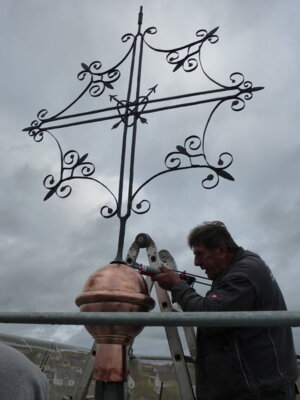 Kreuz krönt wieder die Kirchturm-Spitze in Brandoberndorf