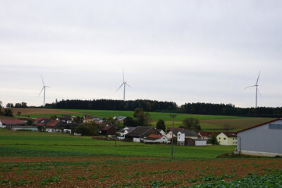 Im Westen des Pollenfelder Ortsteiles Sornhüll ist geplant eine vierte Windenergieanlage zu errichten. Der Standort des neuen Windrades befindet sich von Sornhüll aus gesehen rechts der bereits bestehenden Windräder. (Bild vergrößern)