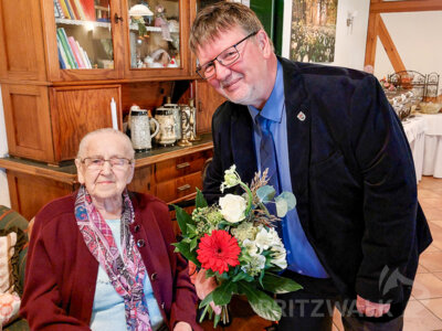 Ruth Jagelitz wurde am 4. November 2023 stolze 100 Jahre alt. Halldor Lugowski gehörte zu den Gratulanten. Foto: Privat