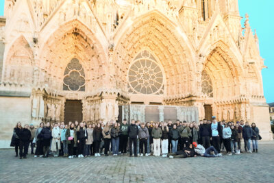Zur Studienfahrt 2023 reisten 84 junge Leute und ein sechsköpfiges Betreuerteam aus dem Landkreis Hof nach Frankreich. Zum Gruppenfoto versammelten sich alle vor der Kathedrale in Reims. (Bild vergrößern)