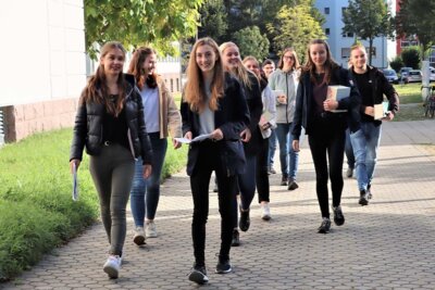 Studierende auf dem Weg zur Vorlesung Foto: hfs Meißen (Bild vergrößern)