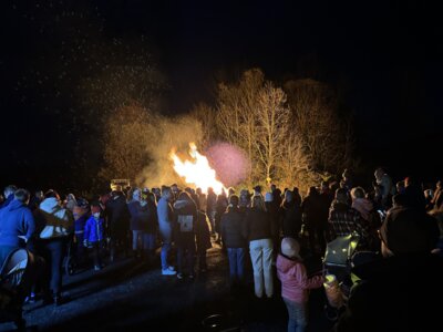Große Versammlung am Martins-Feuer in Willmenrod (Bild vergrößern)