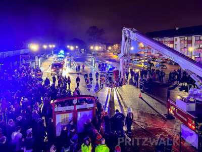 Vergangenes Jahr holten die jungen Brandschützer des Löschzuges der Jugendfeuerwehren der Stadt Pritzwalk den Nikolaus aus dem Bahnhof. Foto: Katja Zeiger