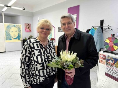 Bürgermeister Dr. Oliver Hermann gratulierte Marion Mark zum 30-jährigen Bestehen des „Frisurenstudios M“  I Foto: Martin Ferch (Bild vergrößern)