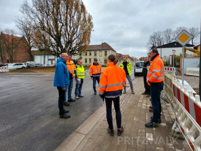 Bauabnahme in der Havelberger Straße: Die Fahrbahn wird am Freitag freigegeben. Foto: Beate Vogel