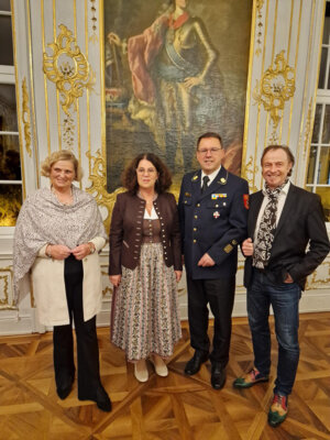 von links: Regierungspräsidentin Barbara Schretter, Anita und Alfred Zinsmeister, Bürgermeister Bernhard Uhl
