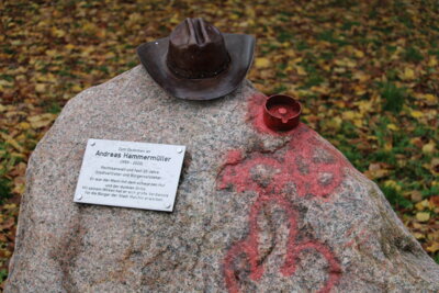 U.a. wurde der Gedenkstein des ehemaligen Bürgervorstehers Andreas Hammermüller besprüht.