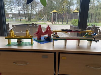 Schüler konstruieren mit Legobausteinen (Bild vergrößern)