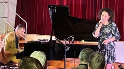 Kulturkreis "Simeon/Eberhard Duo begeistert das Publikum Alexandrina Simeon und Daniel Mark Eberhard brillieren im Festsaal" (Bild vergrößern)