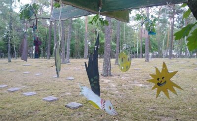 Kinderkunstaktion zum Thema Frieden auf dem Waldfriedhof Halbe. Foto: Karen Ascher (Bild vergrößern)