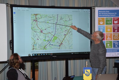 Harald Dethlefs erläutert die Radwegeplanung von Schobüll nach Oxlund. (Bild vergrößern)