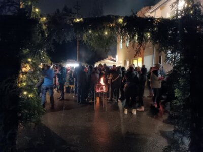 Foto zur Meldung: Lichterglanz im Schneegestöber: Weihnachtsmarkt in Tresdorf - Wärmende Feuerstellen und Schmankerl aus dem Holzbackofen