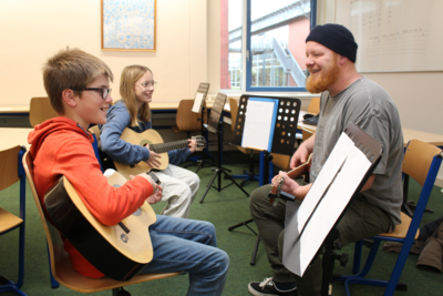 Lasse und Malin können schon die ersten Weihnachtslieder auf der Gitarre spielen – Resultat ihres Unterrichts bei Björn Paulsen.