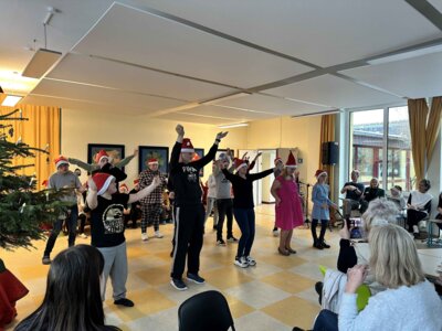 Viel Beifall bekamen die Schülerinnen und Schüler der Albert-Schweitzer-Schule für ihr weihnachtliches Programm I Foto: Martin Ferch (Bild vergrößern)