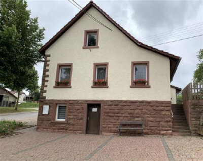 Das Gebäude von außen, in dem bald ein neuer Treffpunkt für Unterneudorf entstehen soll. (Bild vergrößern)
