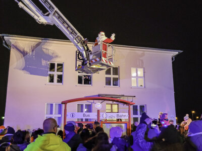 Vergangenes Jahr holten die jungen Brandschützer des Löschzuges der Jugendfeuerwehren der Stadt Pritzwalk den Nikolaus aus dem Bahnhof. Foto: Beate Vogel (Bild vergrößern)