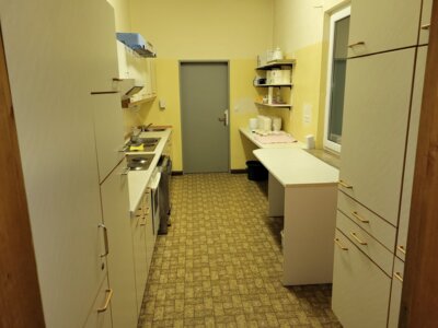 So sah die Küche vor Beginn der Maßnahme aus. (Bild vergrößern)