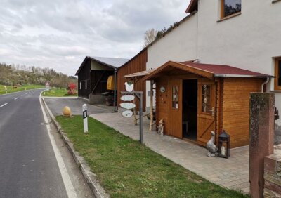 Das Selbstbedienungshäuschen des Antragstellers wird zukünftig um einen Lebensmittelautomaten ergänzt. (Bild vergrößern)