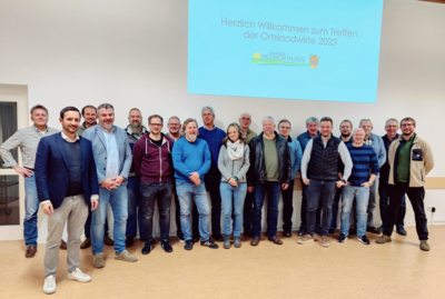 (Foto: Gemeinde Willingshausen) v.l. Bürgermeister Luca Fritsch mit Behördenvertretern den Ortslandwirten und deren Stellvertreter