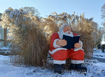 Mit dem großen Lesebuch sitzt der Weihnachtsmann auf dem Kreisel am Perleberger Tor in Pritzwalk. Foto: Stadt Pritzwalk