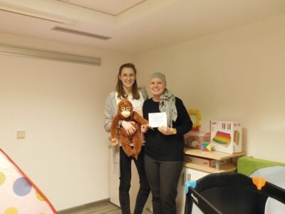 Die Ansprechpartner des Projekts freuen sich über die Plakette. Mit der Maßnahme kommt es zur Ergänzung von Betreuungsmöglichkeiten für Kinder in der Region. (Bild vergrößern)